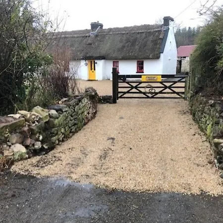 Sweet Meadow A Delightful Romantic Thatched By River Shannon On 4 Acres Is For Peace Party Family Or Work From Hébergement de vacances