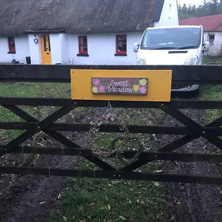 Hébergement de vacances Sweet Meadow A Delightful Romantic Thatched By River Shannon On 4 Acres Is For Peace Party Family Or Work From